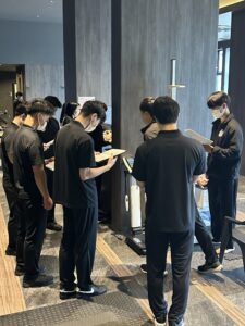 新入職員研修の様子 ― レクチャーとOJT